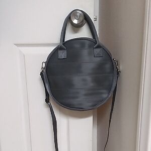 Harveys Seatbelt Round Bag